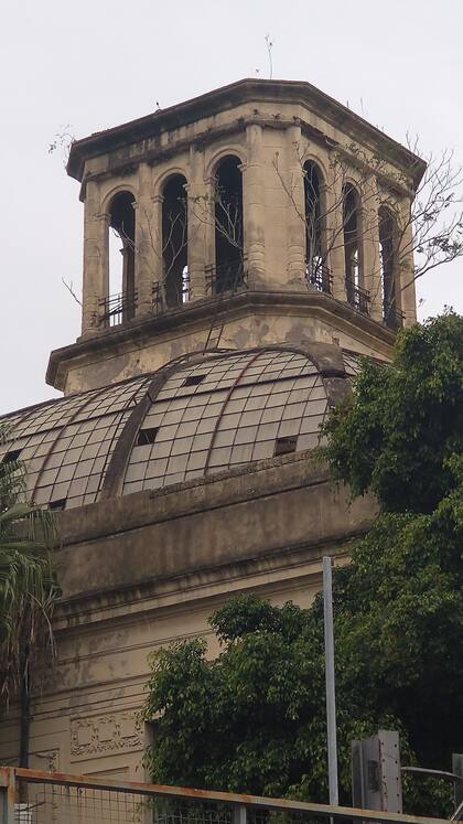 La cúpula es uno de los elementos arquitectónicos que más resaltan en el edificio histórico; el deterioro también avanza en ese sector