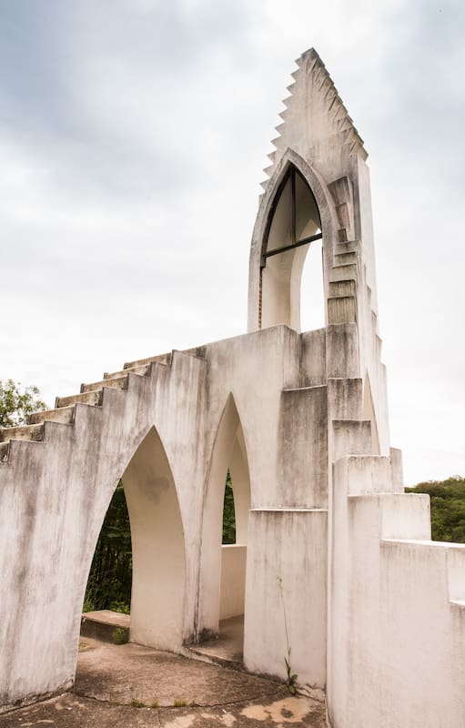 La cúpula se completa con una torre art déco de bordes dentados que tiene calada en el extremo una suerte de campanario al que se accede por una escalera circular.