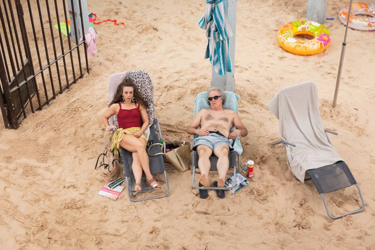 La curadora propone imaginar "el lento crujido de una Tierra exhausta, un grito ahogado"