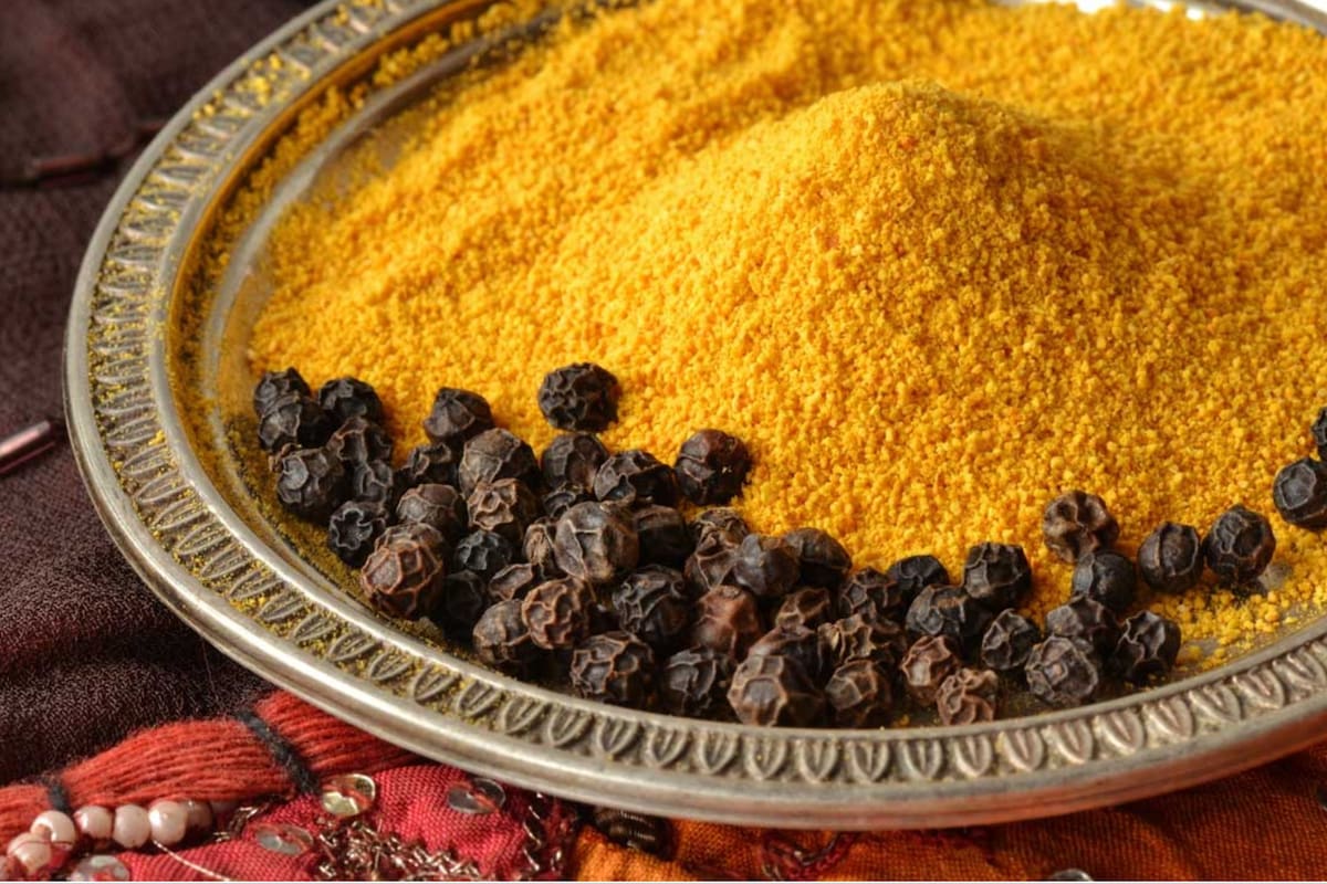 La curcumina, el principal componente activo de la cúrcuma, es ampliamente conocida por sus propiedades antiinflamatorias