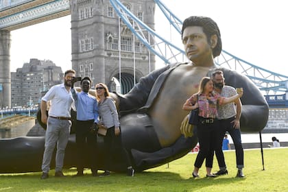 La curiosa escultura, de poco más de 7 metros, fue erigida junto al Tower Bridge y se convirtió en todo un atractivo turístico