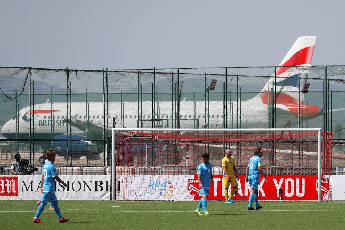 La curiosa historia entre Gibraltar y San Marino: aviones al lado de la cancha y un país que lleva 100 partidos sin ganar