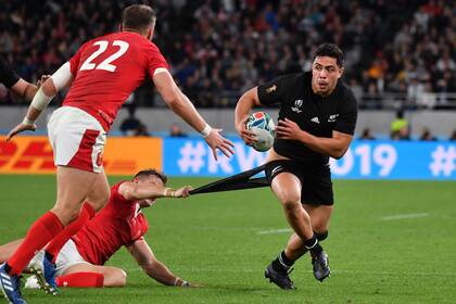 La curiosa jugada en el que Anton Lienert Brown se queda sin pantalones frente al agarrón de Hallam Amos