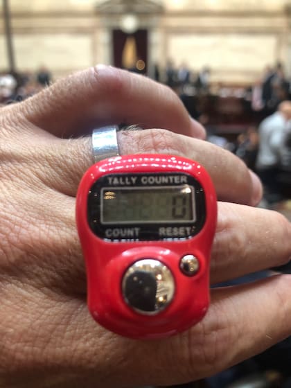 La curiosa razón por la que Martín Tetaz llevó un anillo digital a la apertura de sesiones en el Congreso