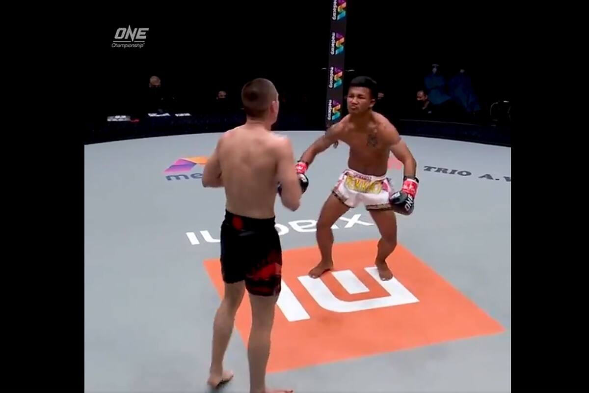 La curiosa táctica de un luchador tailandés que sorprendió a todos