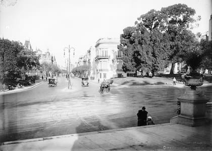 La curva de Av. Alvear y, a la derecha, la casa de Angiolina Astengo de Mitre. 1919.