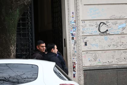 La custodia de Cristina Kirchner en la puerta de San José 1111.
