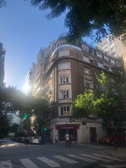 La custodia de Cristina Kirchner en la puerta del departamento de Juncal y Uruguay, donde Centeno reconoció que llevaban bolsos de dinero
