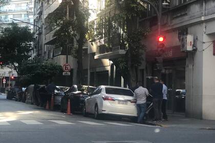 La custodia de Cristina Kirchner en la puerta del departamento de Juncal y Uruguay
