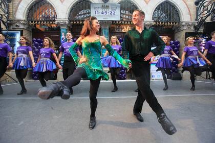 La danza irlandesa, fue popularizada en 1994 por el famoso programa "Riverdance"; se caracteriza por la rapidez de la piernas y movimientos de pies; el cuerpo y los brazos se mantienen estáticos.