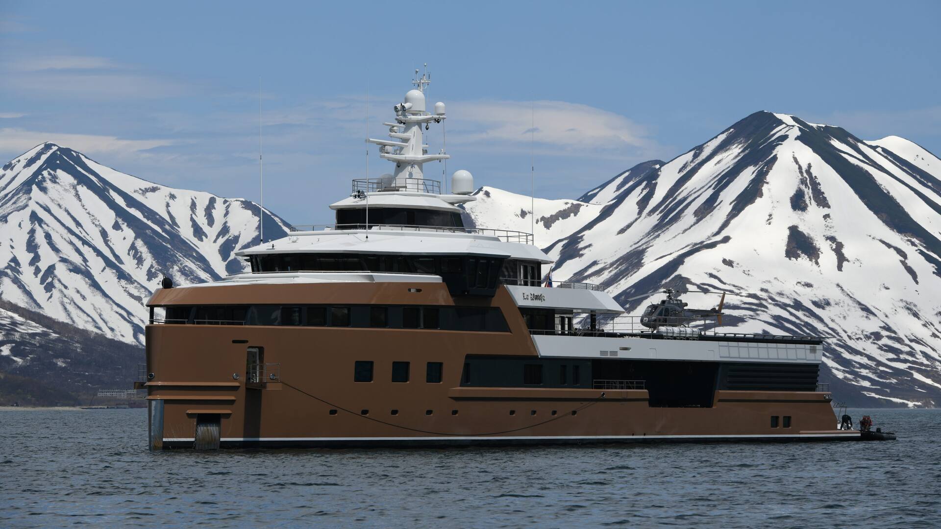 La Datcha iba a probar su casco en los hielos de la Antártida. Sin embargo, desde el 21 de diciembre está varado en el puerto de Ushuaia.