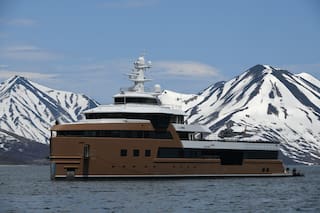 El rompehielos de lujo, valuado en 100 millones de dólares, que está varado en Ushuaia por un motivo insólito