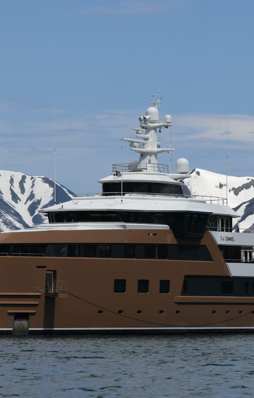 La Datcha iba a probar su casco en los hielos de la Antártida. Sin embargo, desde el 21 de diciembre está varado en el puerto de Ushuaia.
