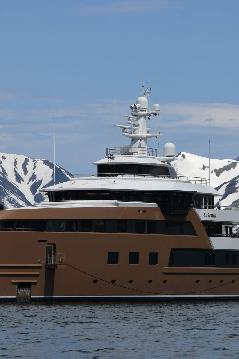 La Datcha iba a probar su casco en los hielos de la Antártida. Sin embargo, desde el 21 de diciembre está varado en el puerto de Ushuaia.