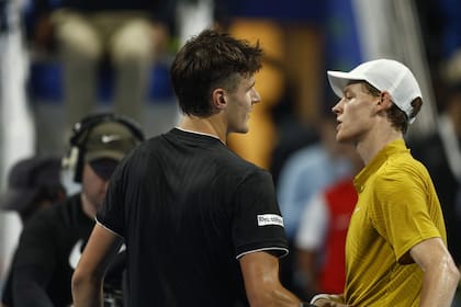 La decepción de Jannik Sinner tras caer con Jakub Mensik (izq.), al que saluda en la red tras el partido de cuartos de final del ATP 500 de Doha