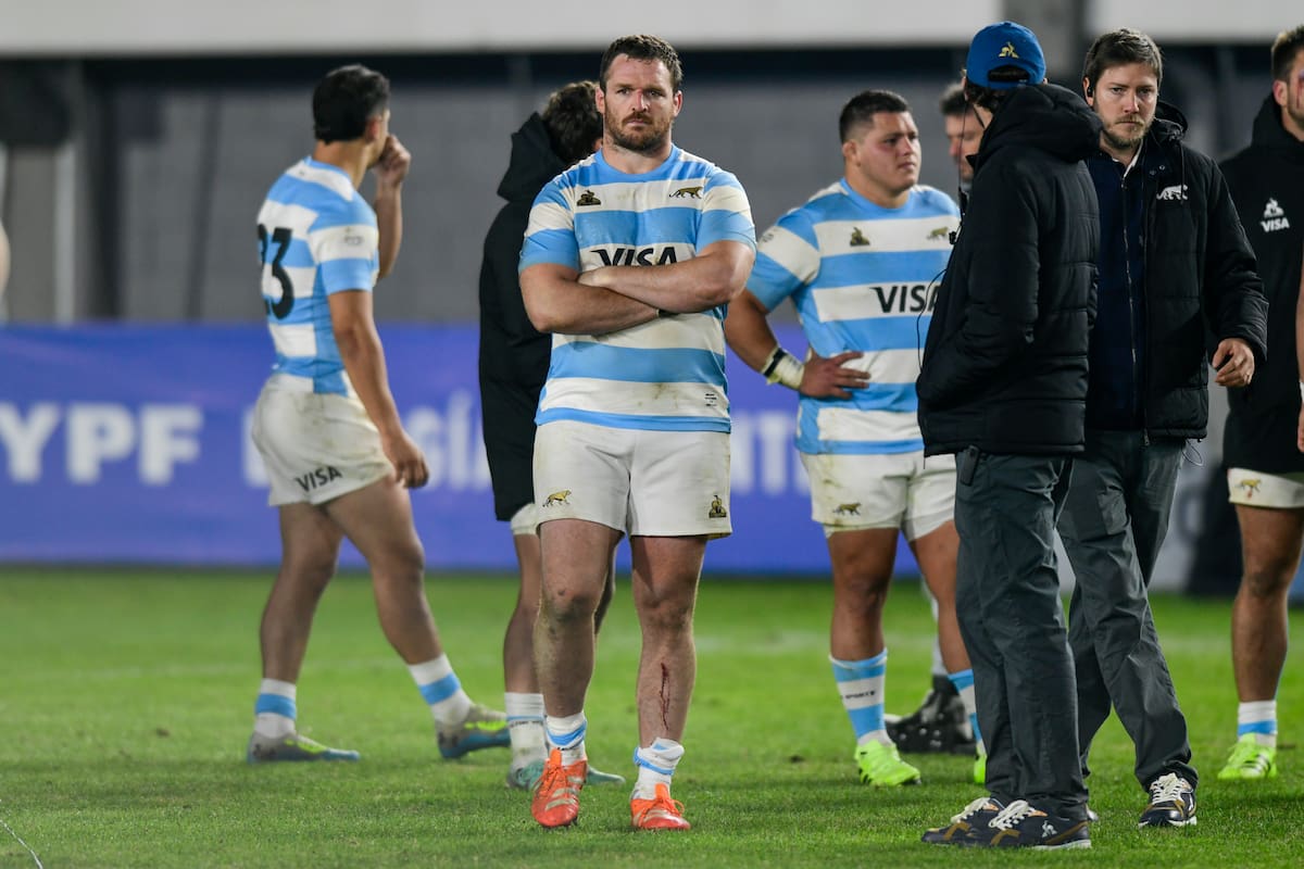 La decepción de Julián Montoya, capitán de los Pumas, tras la derrota ante Inglaterra; detrás, Thomas Gallo