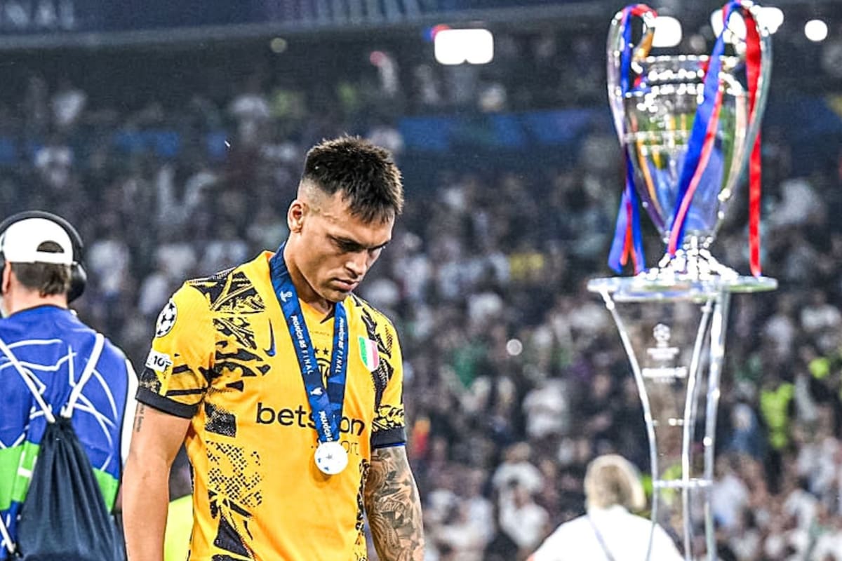 La decepción de Lautaro Martínez, capitán de Inter, tras recibir su medalla como subcampeón de la Champions League; su equipo fue goleado 5-0 por PSG en la final, jugada en Munich (Alemania)