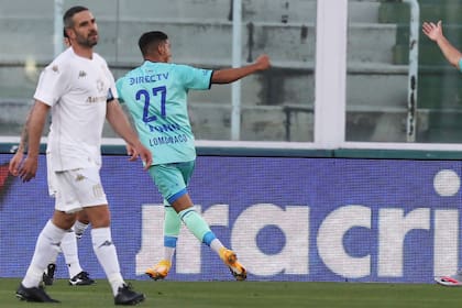 La decepción de Lisandro López; detrás, el festejo de Lomónaco, de Godoy Cruz