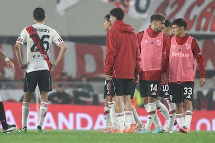 La decepción de los jugadores de River tras caer ante Sarmiento en el Monumental