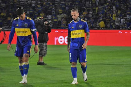 La decepción de Marcos Rojo y Darío Benedetto en primer plano, tras la eliminación de Boca en la Copa Argentina a manos de Estudiantes.