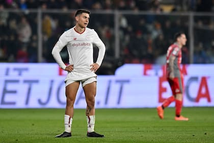La decepción de Paulo Dybala por la derrota de Roma a manos de Cremonese en la Serie A; el club capitalino perdió una buena chance de acercarse a la zona de Champions League.