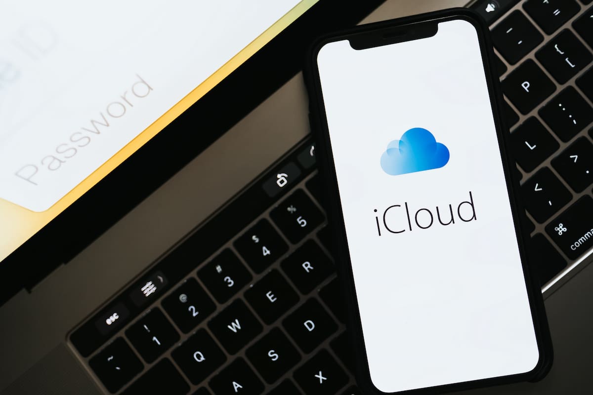 La decisión de Apple de implementar un sistema de escaneo de imágenes en su servicio iCloud para detectar imágenes de abuso sexual infantil reabrió el debate sobre la propiedad de los contenidos digitales almacenados en la Nube