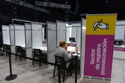 La decisión de instalar un vacunatorio fue del Arzobispado de Buenos Aires (Cáritas) y de los Salesianos de San Juan Bosco, los propietarios del Luna Park