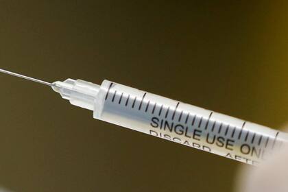 La decisión de Johnson & Johnson se asemeja a la interrupción que realizó AstraZeneca en septiembre.