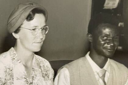 La decisión de la británica Ruth Holloway y el keniano John Kimuyu de casarse provocó una tormenta mediática