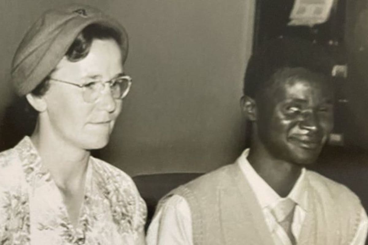 La decisión de la británica Ruth Holloway y el keniano John Kimuyu de casarse provocó una tormenta mediática