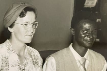 La decisión de la británica Ruth Holloway y el keniano John Kimuyu de casarse provocó una tormenta mediática