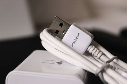 La decisión de Samsung sigue a las de Apple y Xiaomi en dejar de incluir el cargador en la caja del celular, para reducir la basura electrónica