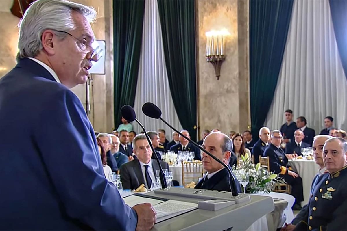 La decisión del Senado coincidió con la cena de camaradería que Alberto Fernández compartió con las Fuerzas Armadas