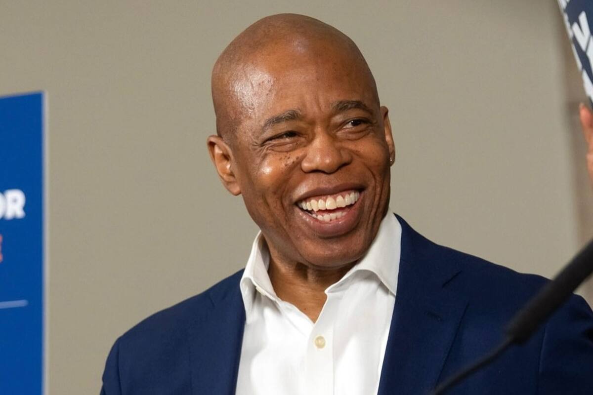 La decisión significa que Adams ahora es libre de postularse a la alcaldía de Nueva York sin la amenaza de ir a la cárcel o enfrentar un juicio