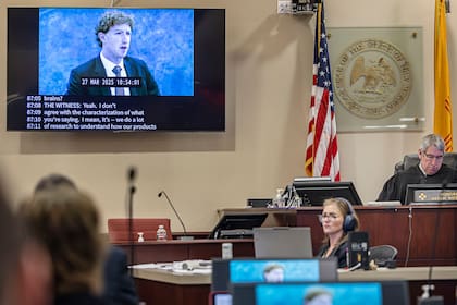 La declaración en video del fundador y director ejecutivo de Meta, Mark Zuckerberg, se reproduce ante el jurado, el miércoles 4 de marzo de 2026, en Santa Fe, Nuevo México