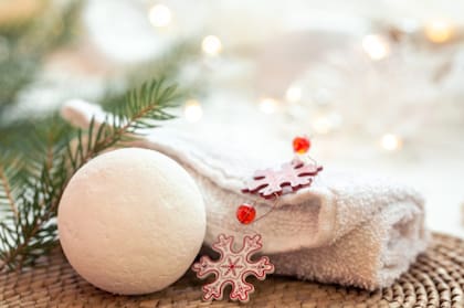La decoración con pequeños objetos alusivos a la Navidad en toallas y otros objetos del baño pueden hacer la diferencia en la decoración