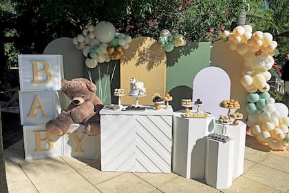 La decoración de la fiesta fue en tonos pasteles, con algunos elementos en celeste y rosa. Hasta ese momento, nadie sabía cuál era el sexo del bebé.