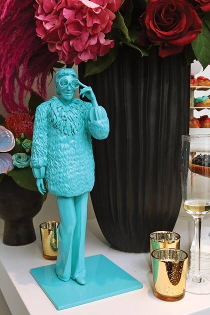 La decoración de la fiesta incluyó pequeñas figuras de Iris, cuadros
con fotos de ella y obras de arte inspiradas en la cumpleañera.