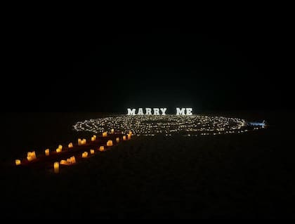 La decoración en la playa destacaba por las velas