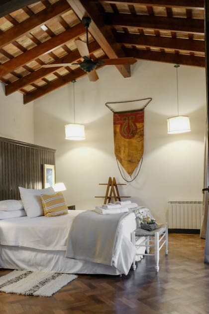 La decoración en los dormitorios hace un guiño a la estética inglesa con sus revestimientos de madera típico