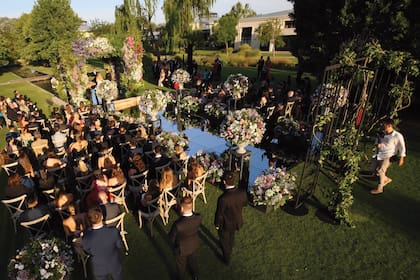 La decoración estuvo a cargo del ambientador Martín Roig, quien montó un arco de flores y un pasillo de espejos para la ceremonia al aire libre.