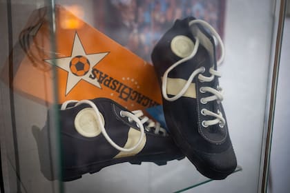 La decoración reúne fotos antiguas de ídolos del tango y del fútbol, (muchos relacionados con el club) y también objetos de otros tiempos que despiertan nostalgia