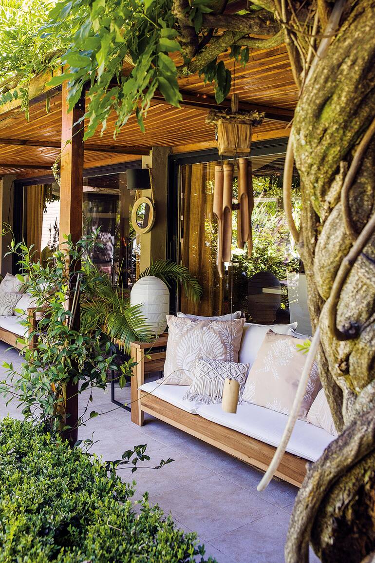 La decoradora Inés Espasandin reacondicionó una casa que está rodeada por un verde siempre presente. Diferentes viajes le despertaron la inspiración que trasladó a los ambientes.