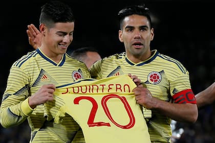 La dedicatoria de James Rodríguez y Radamel Falcao para Juanfer Quintero, en la victoria de Colombia sobre Japón por 1 a 0