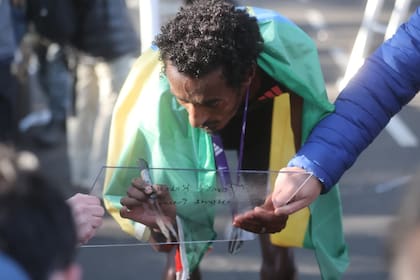La dedicatoria de Yomif Kejelcha, de Etiopía, tras imponerse en la Media Maratón de Buenos Aires