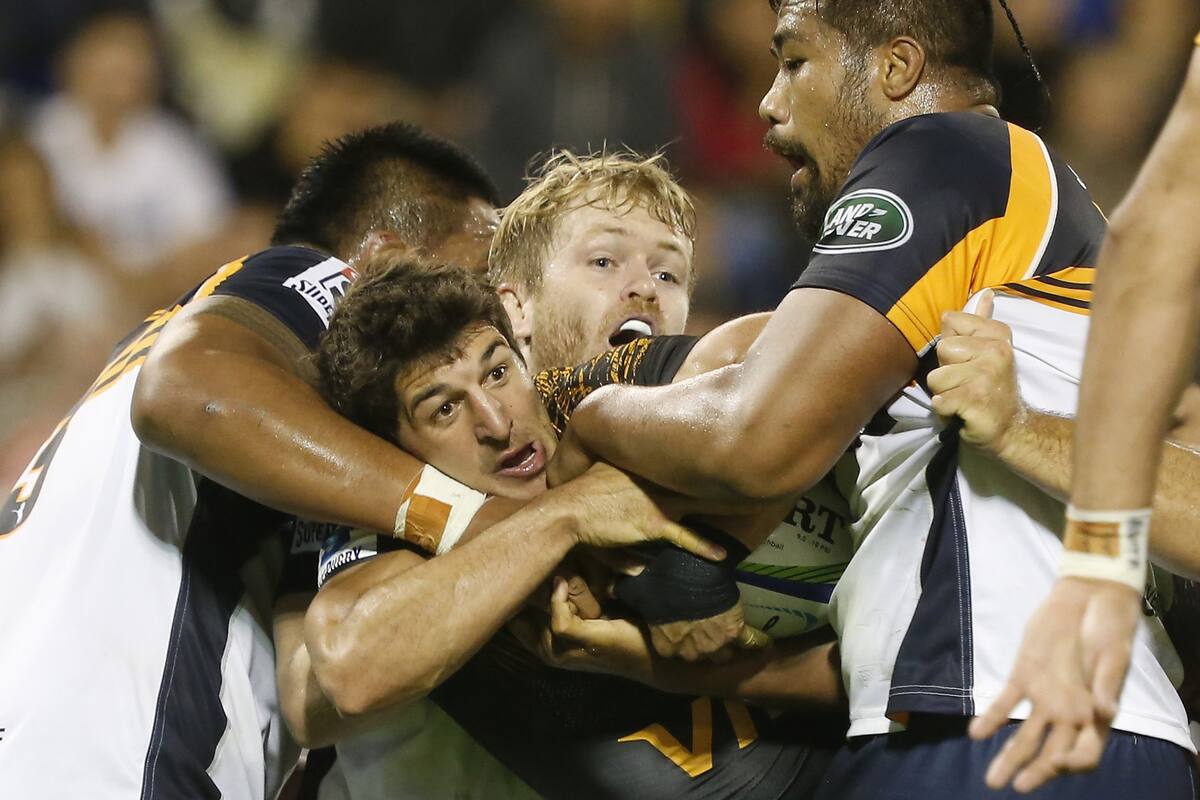 La defensa aguerrida de Brumbies: tres jugadores para sacarle la pelota a Cubelli