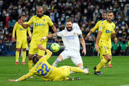 La defensa de Cádiz y su arquero Ledesma le rompieron una racha de 10 triunfos seguidos a Real Madrid