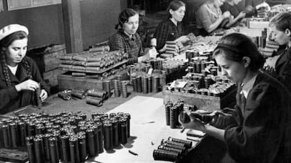 La defensa frente a la invasión alemana movilizó a toda la sociedad. En la imagen, unas mujeres trabajan en una fábrica de proyectiles para el ejército.