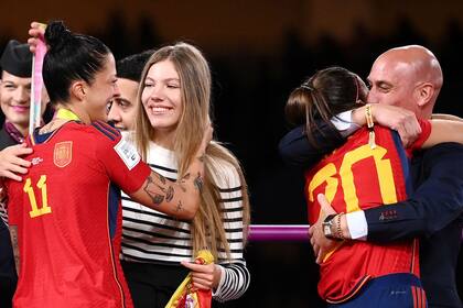 La defensora española #20 Rocío Gálvez es felicitada por el presidente de la Real Federación Española de Fútbol, Luis Rubiales, junto a la española Jennifer Hermoso, después de ganar el partido de fútbol final de la Copa Mundial Femenina de Australia y Nueva Zelanda 2023