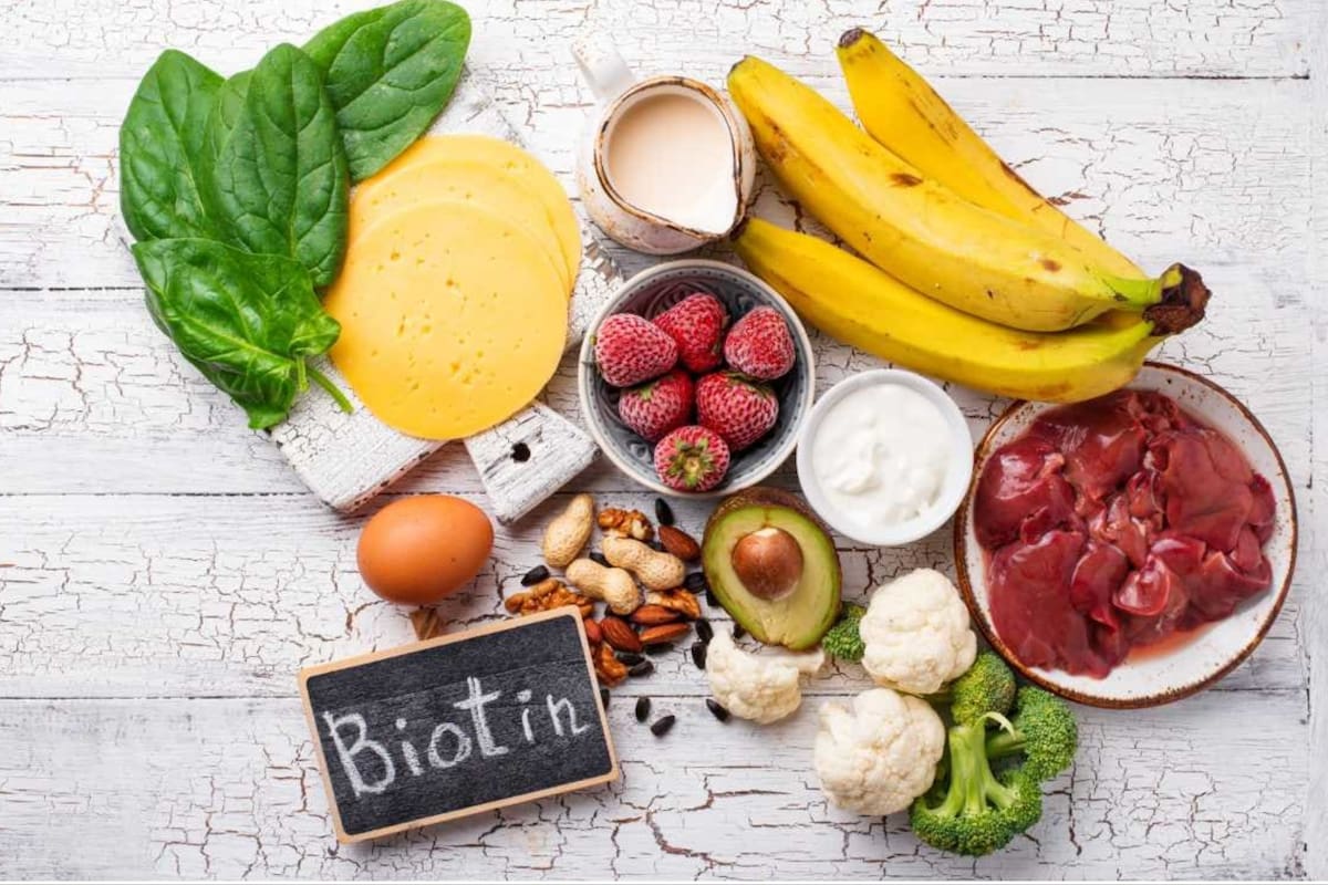 La deficiencia de biotina puede causar debilitamiento del cabello y pérdida de vello corporal